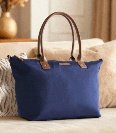 sac bleu avec une poche imprimé léopard devant