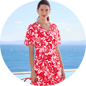 look femme en robe rouge fleuri 